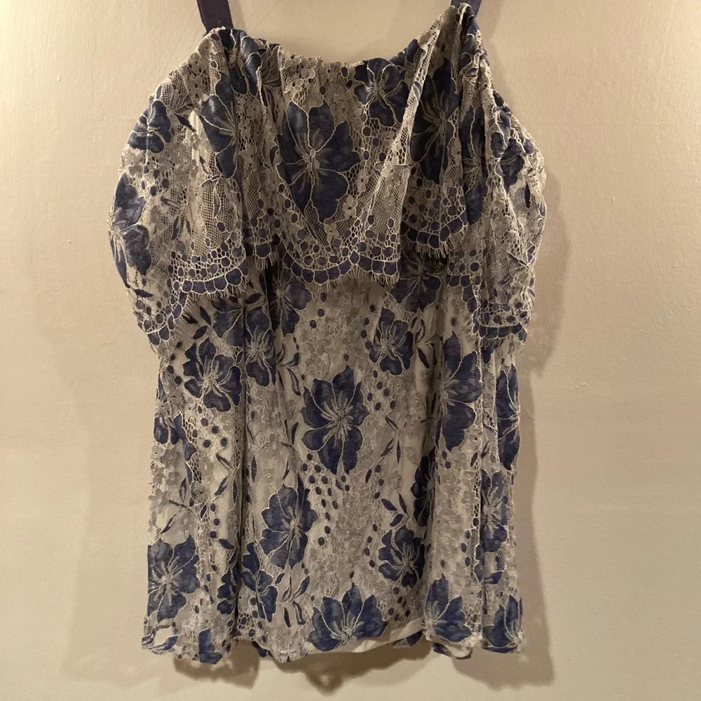 NWT LANE BRYANT 26/28 off shoulder sleeve blue and white floral lace tank top - Picture 5 of 8